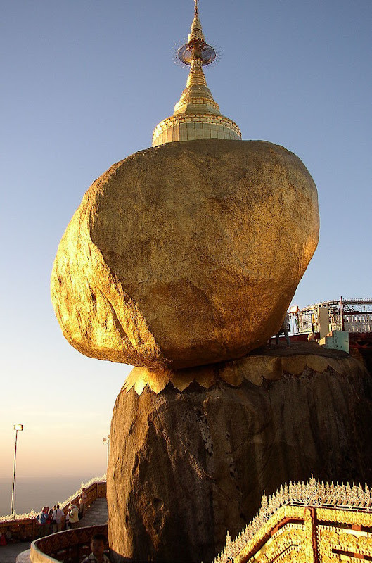Golden Rock (Đá vàng) nổi tiếng Myanmar khi nằm trên đỉnh một vách đá gần Yagon. Theo truyền thuyết, hòn đá này đứng cân bằng trên một sợi tóc của Đức Phật và thách thức mọi lực hấp dẫn. Một ngôi chùa nhỏ đã được xây dựng ở phía trên hòn đá và được dát một lớp vàng mỏng.