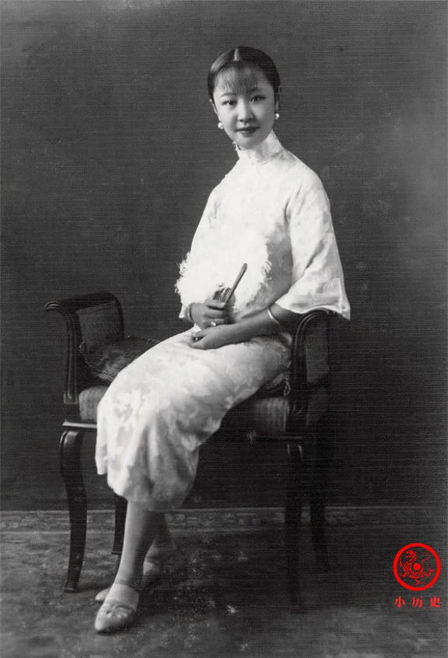 Phổ Nghi có một em gái cùng cha cùng mẹ khác là Uẩn Dĩnh. Ảnh chụp Uẩn Dĩnh cho thấy em gái của hoàng đế nhà Thanh cuối cùng sở hữu vẻ đẹp trong trẻo, toát lên phong thái vương giả.