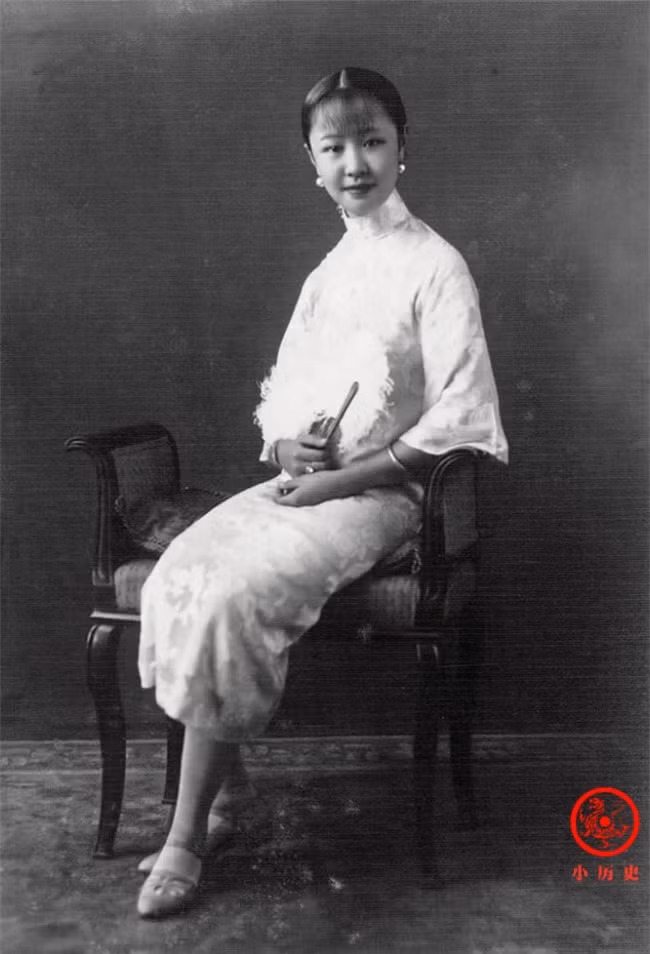 Phổ Nghi có một em gái cùng cha cùng mẹ khác là Uẩn Dĩnh. Ảnh chụp Uẩn Dĩnh cho thấy em gái của hoàng đế nhà Thanh cuối cùng sở hữu vẻ đẹp trong trẻo, toát lên phong thái vương giả.