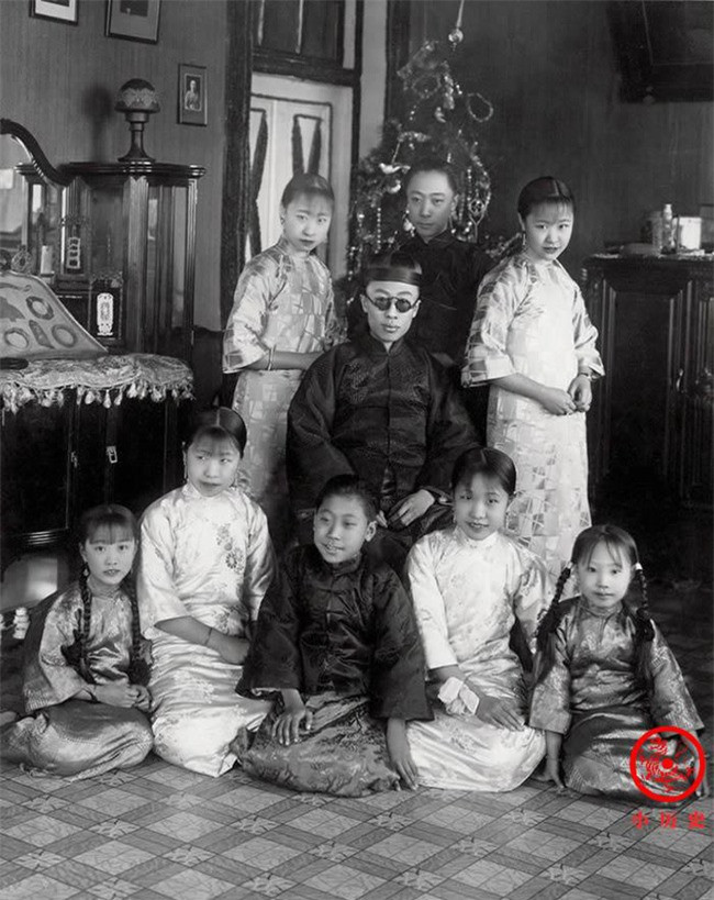 Vua Phổ Nghi chụp ảnh cùng một số em trai và em gái.