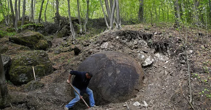 Đặc biệt, khối cầu này có hàm lượng sắt rất cao. Do đó, ông suy đoán khối cầu bí ẩn này không phải là sản phẩm của tự nhiên.
