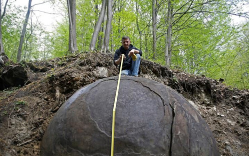 Khối cầu bí ẩn này bị chôn vùi một nửa. Do vậy, nhà khảo cổ Osmanagich đã dùng các dụng cụ đào đất đá làm lộ diện khối cầu khổng lồ.