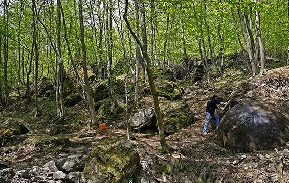 Ông Osmanagich cho hay khu vực phát hiện khối cầu khổng lồ trên từng có rất nhiều khối cầu đá vào khoảng giữa thế kỷ 20. Tuy nhiên, nhiều khối cầu đã bị con người phá hủy vào những năm 1970 do những tin đồn cho rằng bên trong lõi có chứa vàng.