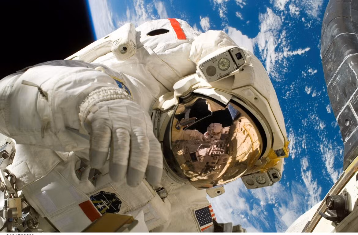 Nếu mọi chuyện diễn ra đúng kế hoạch, phi hành gia hạ cánh ở địa điểm an toàn thì chiếc hộp chứa khẩu súng đó sẽ không bao giờ được mở ra. Kết thúc sứ mệnh, những khẩu súng mang lên vũ trụ thường được tặng cho phi hành gia như một món quà lưu niệm.