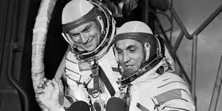 Ba nòng súng - 2 ở trên, 1 ở dưới, của TP-82 được phát triển đặc biệt trong chương trình Soyuz. Một nòng súng để bắn đạn, một để bắn vỏ đạn và vị trí còn lại để tóe lửa.