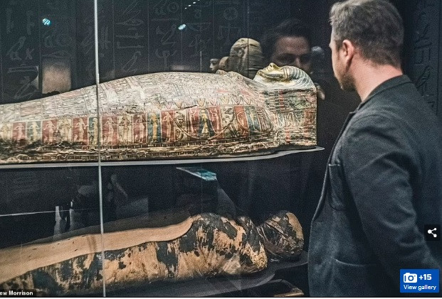 Điều này xuất phát từ việc ban đầu xác ướp được giới chuyên gia tin là thuộc về một thầy tu Hor-Jehuti. Nguyên do là bởi xác ướp được đặt trong quan tài có khắc tên của thầy tu này.