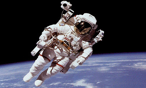 Điều này đồng nghĩa với việc các phi hành gia đối mặt với việc bị sốc nhiệt, bỏng nặng hoặc thậm chí bị ung thư do ảnh hưởng của bức xạ. Để hạn chế những rủi ro này, việc các phi hành gia mặc bộ đồ vũ trụ màu trắng là điều bắc buộc.