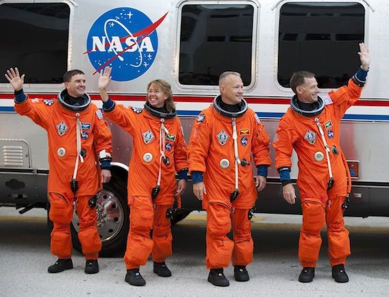 Trước câu hỏi này, các nhà khoa học đã đưa ra lời giải. Theo các chuyên gia, khi trở về Trái đất, các phi hành gia cần mặc trang phục bắt mắt.