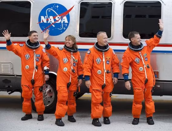 Trước câu hỏi này, các nhà khoa học đã đưa ra lời giải. Theo các chuyên gia, khi trở về Trái đất, các phi hành gia cần mặc trang phục bắt mắt.