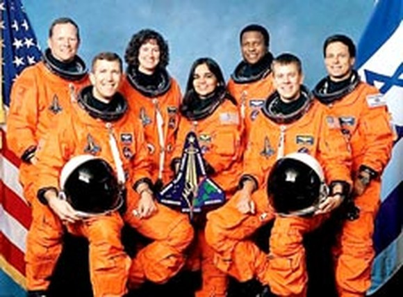 Nguyên do là bởi nếu xảy ra sự cố trong quá trình tàu vũ trụ hạ cánh xuống Trái đất, lực lượng cứu hộ có thể dễ dàng định vị được họ nhờ màu sắc trang phục nổi bật giữa nền xanh của đại dương, bầu trời, rừng cây...