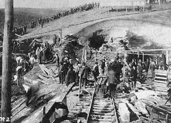Ngày 6/12/1907, một vụ sập hầm mỏ xảy ra tại thị trấn Monongah, bang West Virginia, Mỹ khiến 362 người tử vọng. Đây chỉ là con số chính thức. Một số nguồn tin cho rằng, số người tử vong trong thảm kịch nay có thể lên đến 500 người.