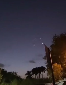 Theo các hình ảnh, video được đăng tải rộng rãi trên mạng xã hội, những ánh sáng lạ được cho là phát ra từ các UFO.