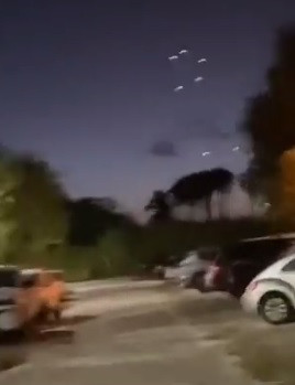 Ban đầu, những ánh sáng đó trông giống như đến từ những ngôi sao băng. Sau đó, chúng tách ra và bay theo nhiều hướng khác nhau.