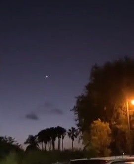 Những ánh sáng bí ẩn này di chuyển lên - xuống bất ngờ trước khi biến mất bí ẩn hoàn toàn.