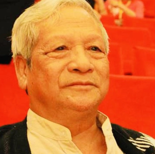 5. Theo thông tin của Hội nhà văn Việt Nam, nhà văn Tùng Điển qua đời ngày 10/7/2022 tại Hà Nội, hưởng thọ 76 tuổi. Ông có nhiều tác phẩm xuất bản nổi bật như: Những ô cửa màu nâu (tập truyện, 1975); Mạch ngầm (tiểu thuyết, 1976); Những đứa con thành phố (truyện vừa, 1979); Khoảng trống (tiểu thuyết, 1983); Bức ký họa (tập truyện, 1985); Ngọn đèn như quả hồng chín (truyện vừa, 1987); Bãi vắng (tập truyện ngắn, 2002).