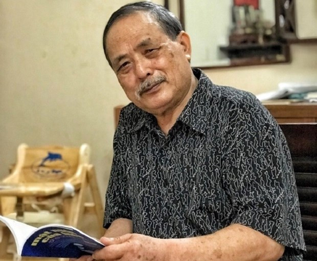 6. Nhà thơ Y Phương - tác giả của bài thơ nổi tiếng "Nói với con" trong SGK Ngữ văn 9 qua đời ngày 9/2/2022, hưởng thọ 74 tuổi. Ông bắt đầu sự nghiệp thơ ca từ năm 1973. Trong suốt sự nghiệp, nhà thơ Y Phương phát hành hơn 10 tập thơ, trường ca bao gồm: Nói với con, Tiếng hát tháng giêng, Lửa hồng một góc, Thơ Y Phương, Vũ khúc Tày, hai tản văn: Tháng giêng, tháng giêng một vòng dao quắm, Kungfu người Co Xàu...