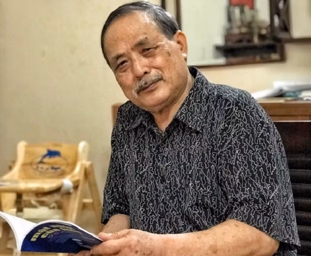 6. Nhà thơ Y Phương - tác giả của bài thơ nổi tiếng "Nói với con" trong SGK Ngữ văn 9 qua đời ngày 9/2/2022, hưởng thọ 74 tuổi. Ông bắt đầu sự nghiệp thơ ca từ năm 1973. Trong suốt sự nghiệp, nhà thơ Y Phương phát hành hơn 10 tập thơ, trường ca bao gồm: Nói với con, Tiếng hát tháng giêng, Lửa hồng một góc, Thơ Y Phương, Vũ khúc Tày, hai tản văn: Tháng giêng, tháng giêng một vòng dao quắm, Kungfu người Co Xàu...