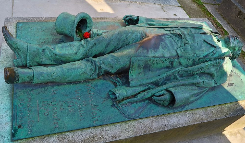 Một trong những nghĩa trang nổi tiếng nhất thủ đô Paris, Pháp là Père Lachaise. Nguyên do là bởi đây là nơi yên nghỉ của nhiều nhân vật có ảnh hưởng lớn ở Pháp thời xưa như: Oscar Wilde, Jim Morrison... Trong đó, ngôi mộ của nhà báo Victor Noir được nhiều người tìm đến vì có một bức tượng của ông được cho là biểu tượng bất tử về sinh sản.