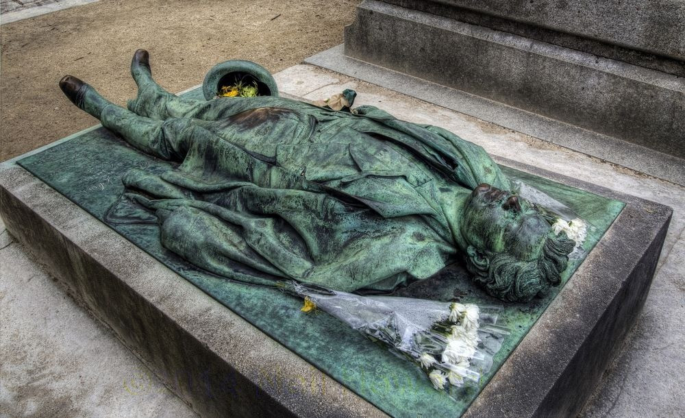 Sau khi thực hiện xong các bước cầu nguyện, mọi người thường đặt vào trong mũ hay cánh tay bức tượng tạc Victor Noir những bông hoa như một lời cảm ơn.