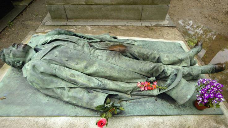 Thế nhưng, sau đó, một số cuộc biểu tình diễn ra khiến giới chức trách buộc phải tháo dỡ hàng rào bảo vệ ngôi mộ của Victor Noir. Chính quyền cũng đưa ra tuyên bố rằng tin tưởng vào ý thức của mỗi người dân cũng như du khách không có những hành động không đúng đắn với bức tượng.