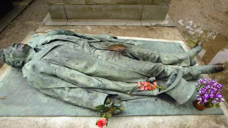 Thế nhưng, sau đó, một số cuộc biểu tình diễn ra khiến giới chức trách buộc phải tháo dỡ hàng rào bảo vệ ngôi mộ của Victor Noir. Chính quyền cũng đưa ra tuyên bố rằng tin tưởng vào ý thức của mỗi người dân cũng như du khách không có những hành động không đúng đắn với bức tượng.