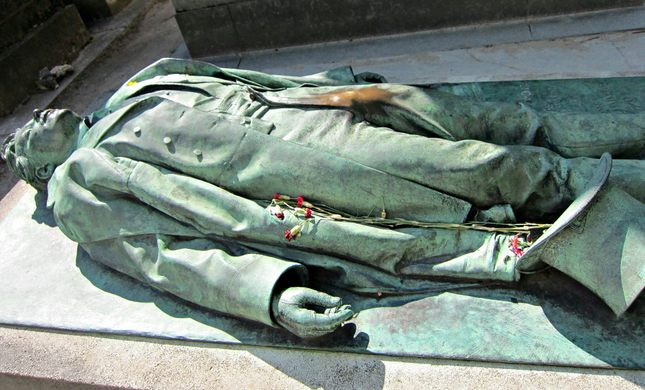 Những người trông coi nghĩa trang và nhiều người dân cho rằng hành động không đúng đắn khi sờ vào phần nhạy cảm của bức tượng ảnh hưởng đến sự an nghỉ vĩnh hằng của nhà báo Victor Noir.