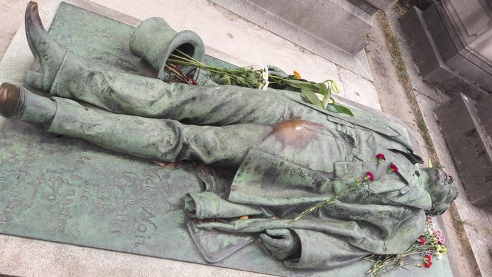 Do đó, vào cuối tháng 10/2004, văn phòng thành phố Paris quyết định rào lại ngôi mộ của Victor Noir để không ai có thể chạm vào bức tượng.