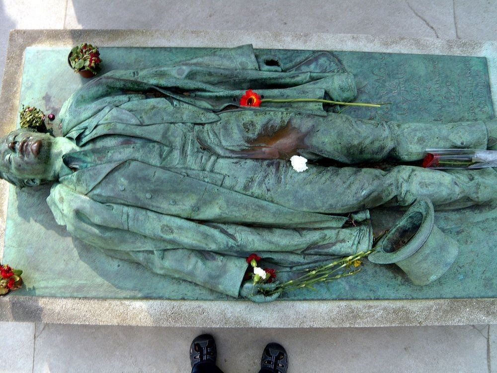 Cuộc đấu súng này xuất phát từ một bài viết gièm pha Napoleon mà tờ báo của Victor Noir đã đăng. Tham dự tang lễ của nhà báo này có hơn 100.000 người cho thấy ảnh hưởng của ông lớn thế nào.