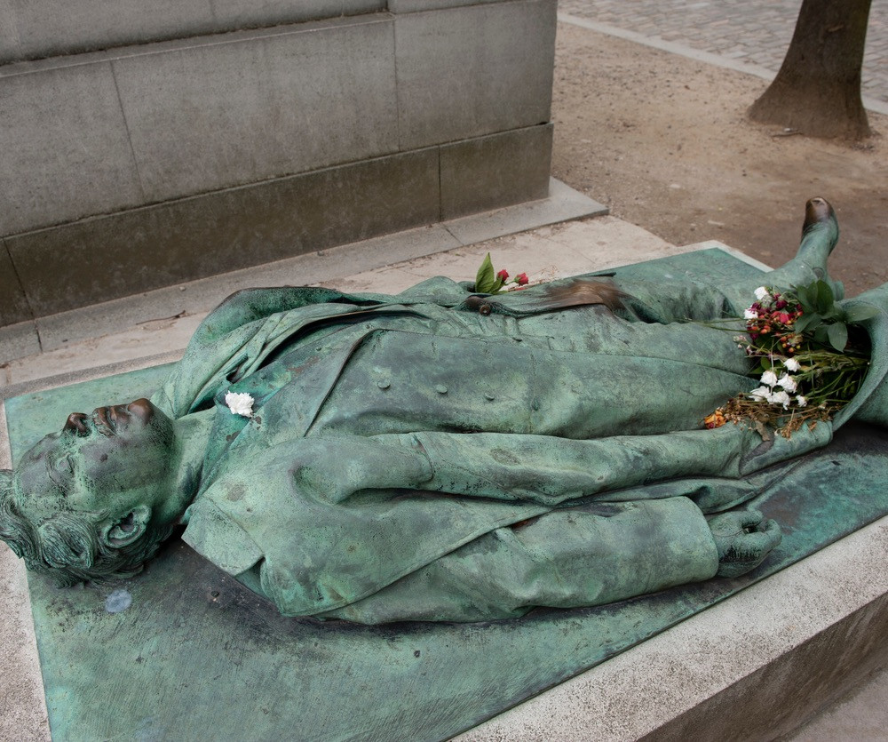 Bức tượng tạc Victor Noir trong tư thế nằm dài trên mộ. Sau đó, người dân lan truyền truyền thuyết kỳ lạ về ngôi mộ của ông. Người ta tin rằng, nếu chạm tay vào bộ phận nhạy cảm trên bức tượng thì phụ nữ sẽ cải thiện khả năng tình dục và những người vợ sẽ dễ có thai.