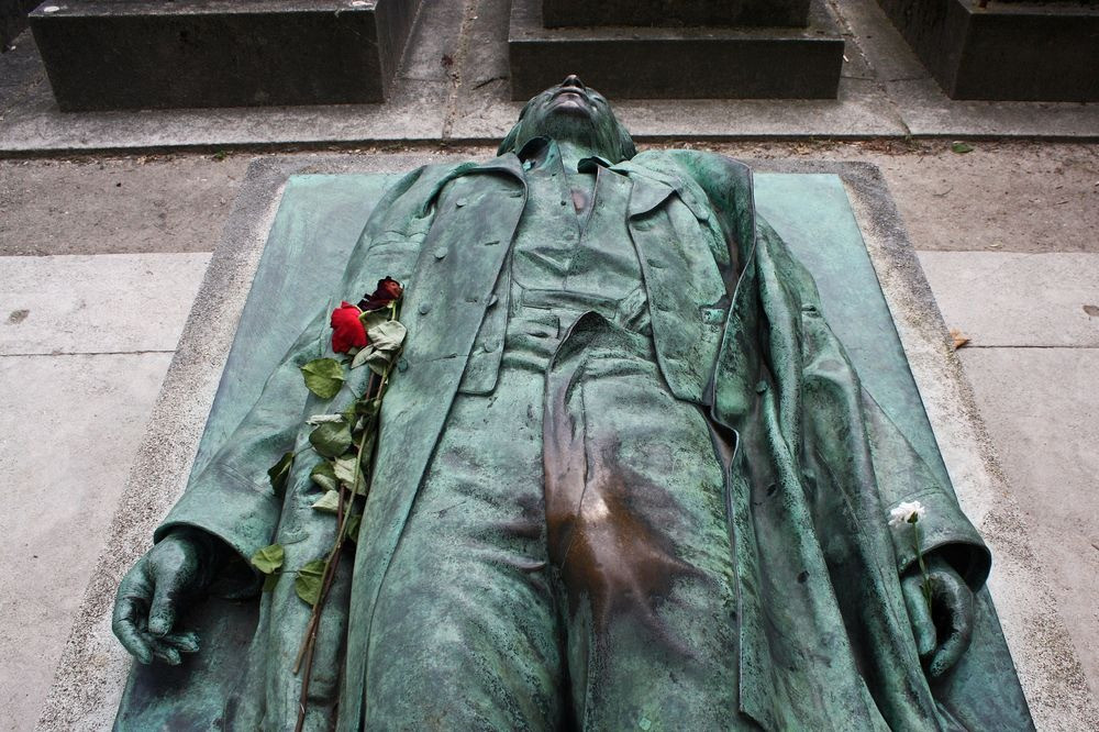 Khác với ngôi mộ của những người khác, phía trên tấm bia mộ của Victor Noir là một bức tượng bằng đồng đen. Bức tượng tạc chân dung nhà báo nổi tiếng này do nhà điêu khắc Amede Jules Dalou thực hiện.