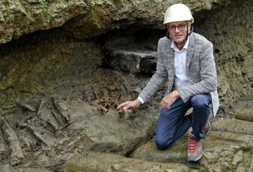 Suốt nhiều thập kỷ qua, các nhà khảo cổ đã tiến hành một số cuộc khai quật tại thị trấn Herculanem, Italy và có những phát hiện quan trọng. Trong số này, họ tìm thấy một bộ hài cốt màu đỏ khoảng 2.000 tuổi.