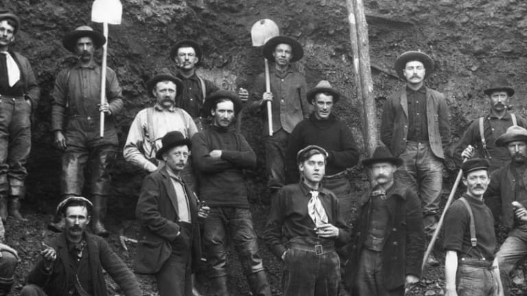 Trong lúc ngồi câu cá cạnh con suối Rabbit Creek, nhóm của Carmack phát hiện dưới lòng suối có một vật lấp lánh màu vàng. Vì tò mò, họ nhặt nó lên và kiểm tra thì mừng rỡ khi biết đó là vàng.