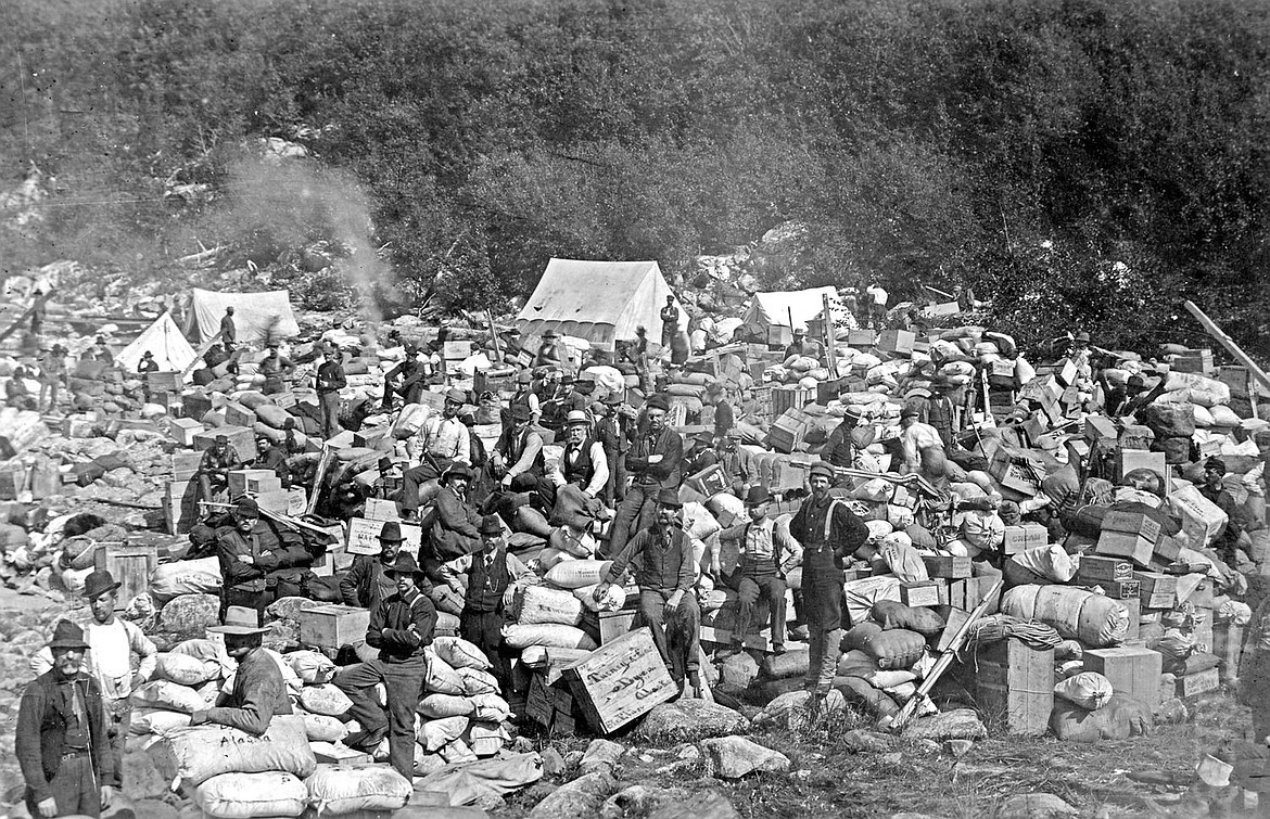 Do đó, mỗi nhóm đào vàng thường gồm khoảng 20 - 30 người, mang theo quần áo, đồ ăn, dụng cụ đào vàng để hỗ trợ nhau. Trong hành trình gian khổ nhằm đổi đời, một số người bỏ mạng giữa chừng vì bệnh tật, tai nạn... Đổi lại, không ít người sau khi đến được con suối Rabbit Creek đã đào xới đất đá và đãi, sàng được hàng chục kg vàng.