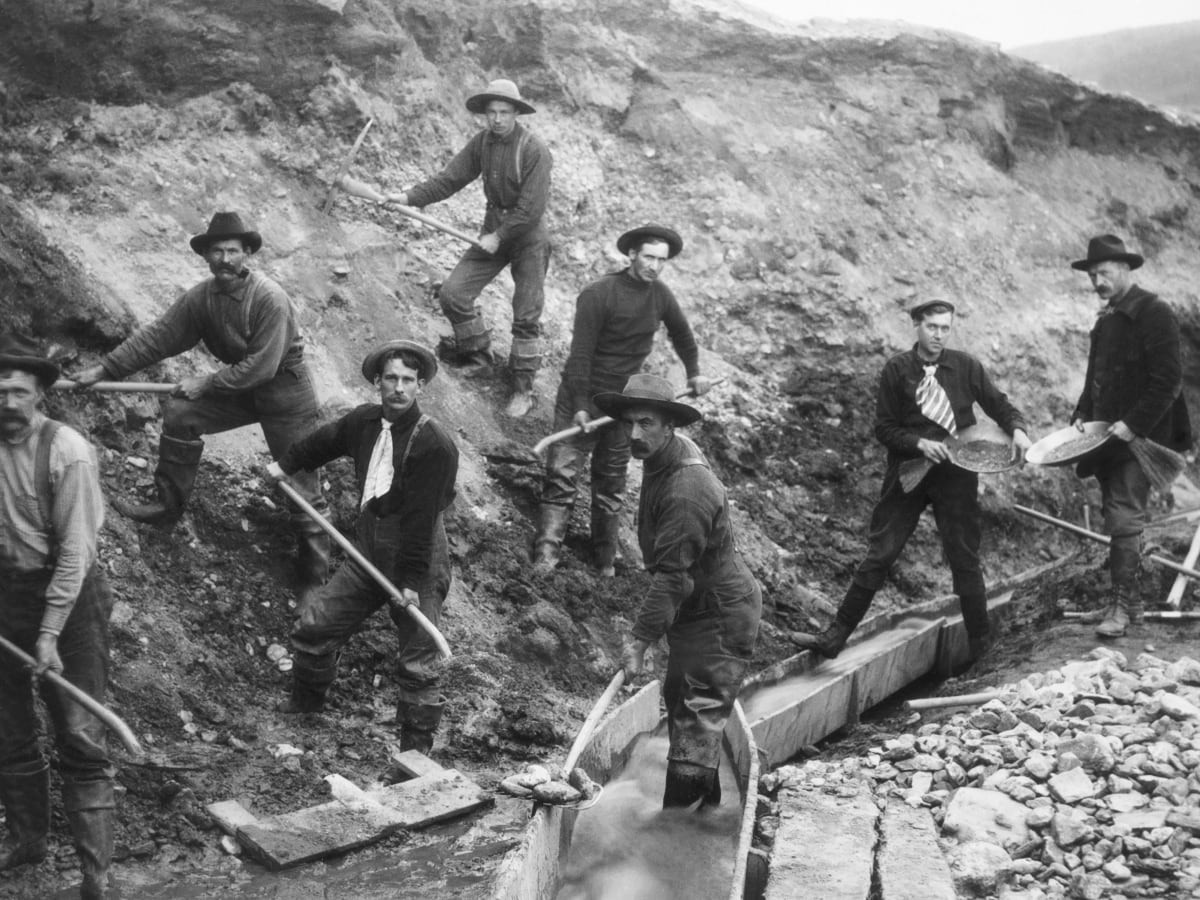 Theo đó, khu vực quanh suối Bonanza trở thành "điểm nóng" của những người đào vàng. Họ dựng trại cạnh con suối và sử dụng các dụng vụ đề đào, sàng, đãi vàng. Đến ngày 16/8/1896, nhà thám hiểm người Mỹ George Carmack cùng 2 thanh niên bộ tộc Gwitchin là Skookum Jim và Tagish Charley đi dọc theo sông Klondike thuộc vùng lãnh thổ Yukon để tìm chỗ câu cá hồi.