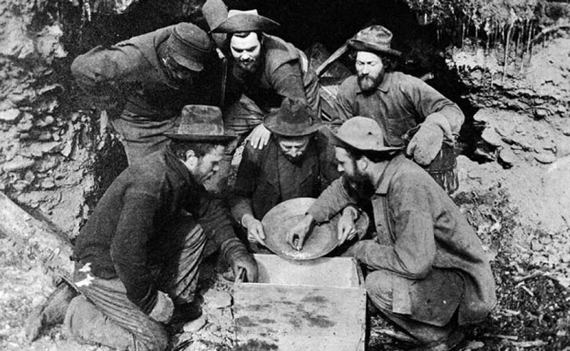 Tính đến tháng 3/1898, hơn 600.000 người được chính quyền cấp phép cho vào Yukon để đào vàng nhưng họ bị bắt buộc phải tự túc lương thực đủ dùng trong 1 năm. Nguyên do là bởi cảnh sát lo ngại tình trạng thiếu lương thực sẽ dẫn đến tình trạng cướp bóc hoặc tàn sát loài bò rừng, hươu, nai… để lấy thịt.