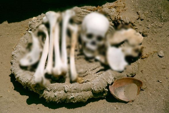 Tóc của những xác ướp vẫn còn khá nguyên vẹn và mềm. Đặc biệt, nhiều hài cốt ở đây có xương quai hàm mở giống như đang nở một nụ cười.