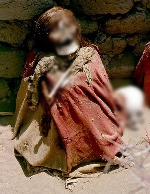 Khí hậu khô, nóng của sa mạc đã giúp bảo quản các thi hài cực tốt. Nhờ vậy, những xác ướp tự nhiên này còn khá nguyên vẹn đến ngày nay.