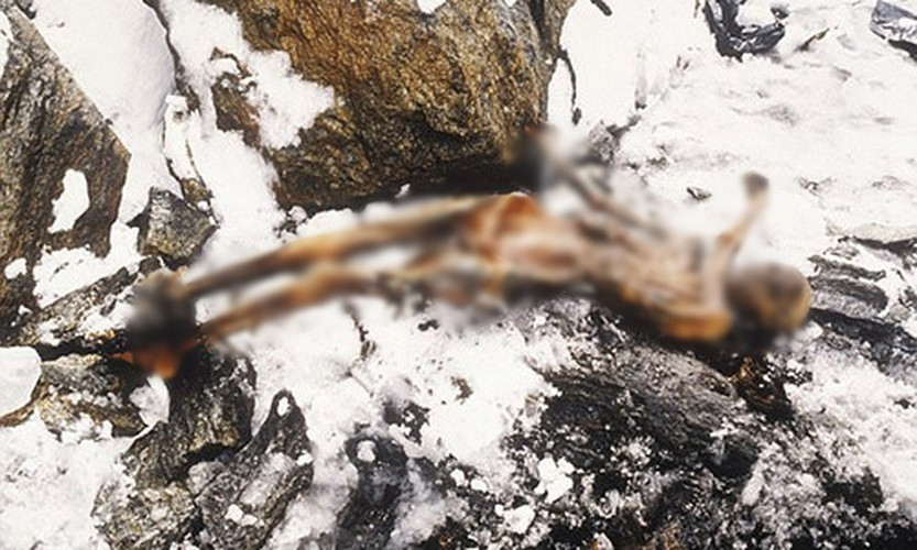 Thay vào đó, hài cốt của người băng Otzi có thể đã bị dịch chuyển khi lớp băng bao quanh thi thể tan chảy. Vì vậy, các chuyên gia nhận định Otzi đã qua đời ở một địa điểm khác.