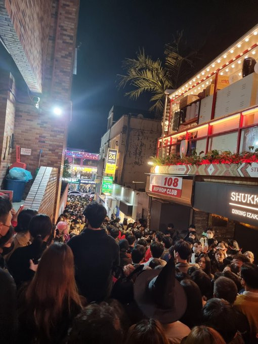 Chính điều này đã trở thành "bẫy chết người" khi hàng chục nghìn người đổ dồn về Itaewon cùng lúc. Trong khi một số du khách tìm lối chen vào thì nhiều người khác muốn bước ra khỏi khu Itaewon. Theo đó, việc xô đẩy từ mọi hướng diễn ra. Khi có người ngã xuống thì những người sau đó sẽ đổ theo giống như hiệu ứng "quân cờ domino". Lúc này, nhiều nạn nhân sẽ bị giẫm đạp, ngạt thở dẫn tới tử vong như thảm kịch xảy ra vào tối ngày 29/10.