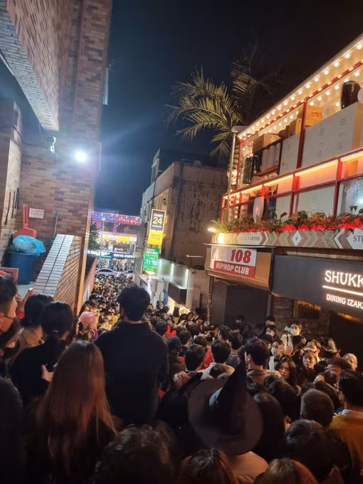 Chính điều này đã trở thành "bẫy chết người" khi hàng chục nghìn người đổ dồn về Itaewon cùng lúc. Trong khi một số du khách tìm lối chen vào thì nhiều người khác muốn bước ra khỏi khu Itaewon. Theo đó, việc xô đẩy từ mọi hướng diễn ra. Khi có người ngã xuống thì những người sau đó sẽ đổ theo giống như hiệu ứng "quân cờ domino". Lúc này, nhiều nạn nhân sẽ bị giẫm đạp, ngạt thở dẫn tới tử vong như thảm kịch xảy ra vào tối ngày 29/10.