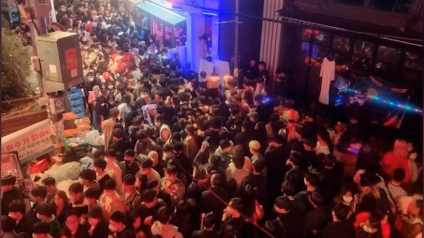 Sau khi thảm kịch kinh hoàng này xảy ra, nhiều người tò mò về Itaewon - nơi được mệnh danh là "thị trấn phương Tây" của Seoul. Theo một số thống kê, Itaewon là nơi sinh sống của khoảng 20.000 người nước ngoài.