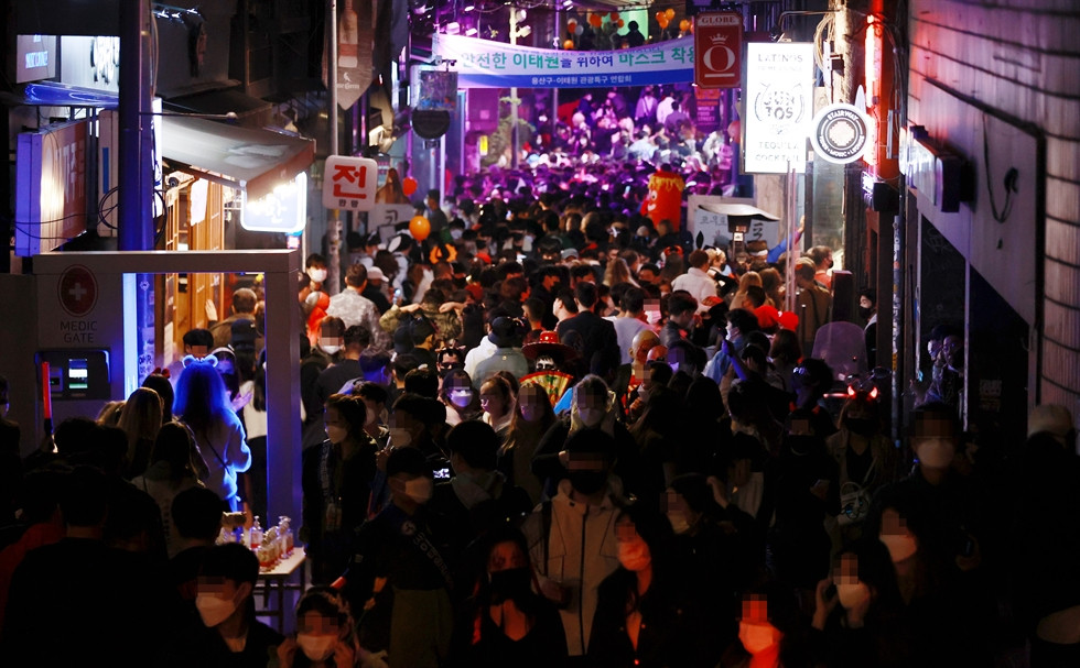 Sau khi Thế chiến 2 kết thúc vào năm 1945, một nhánh của quân đội Mỹ đóng quân tại Itaewon, Hàn Quốc theo thỏa thuận giữa hai quốc gia. Đến năm 2018, 66% binh sĩ Mỹ chuyển đến Pyeongtaek. Việc quân đội nước ngoài đóng quân tại nơi đây trở thành một trong những yếu tố khiến Itaewon trở thành một "thị trấn phương Tây" mang ý nghĩa "nghịch đảo" với những khu phố người Hoa, khu phố châu Á ở phương Tây.