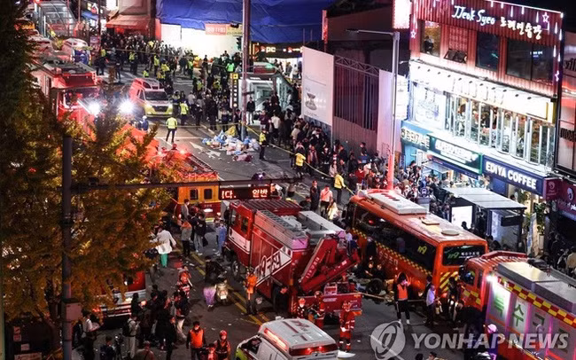Vào tối ngày 29/10 vừa qua, hàng ngàn người đã đổ về khu phố Itaewon ở Seoul, Hàn Quốc để tham gia lễ hội Halloween. Theo đó, thảm kịch giẫm đạp xảy ra khiến ít nhất 154 người thiệt mạng và hơn 100 người khác bị thương.