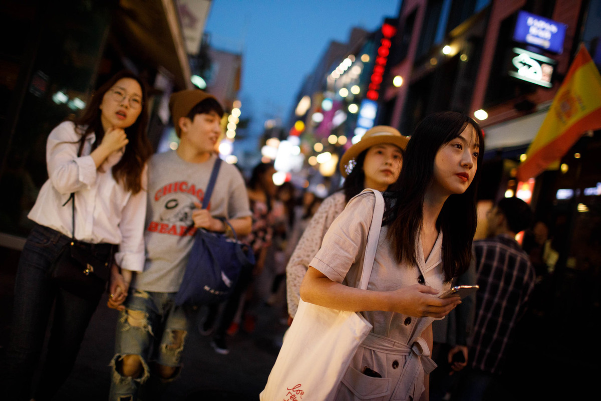 Hàng năm, hàng trăm lễ hội lớn nhỏ được tổ chức tại Itaewon như Halloween, Noel, lễ hội Làng Toàn Cầu Itaewon... với sự tham gia của hàng ngàn người từ khắp nơi đổ về.