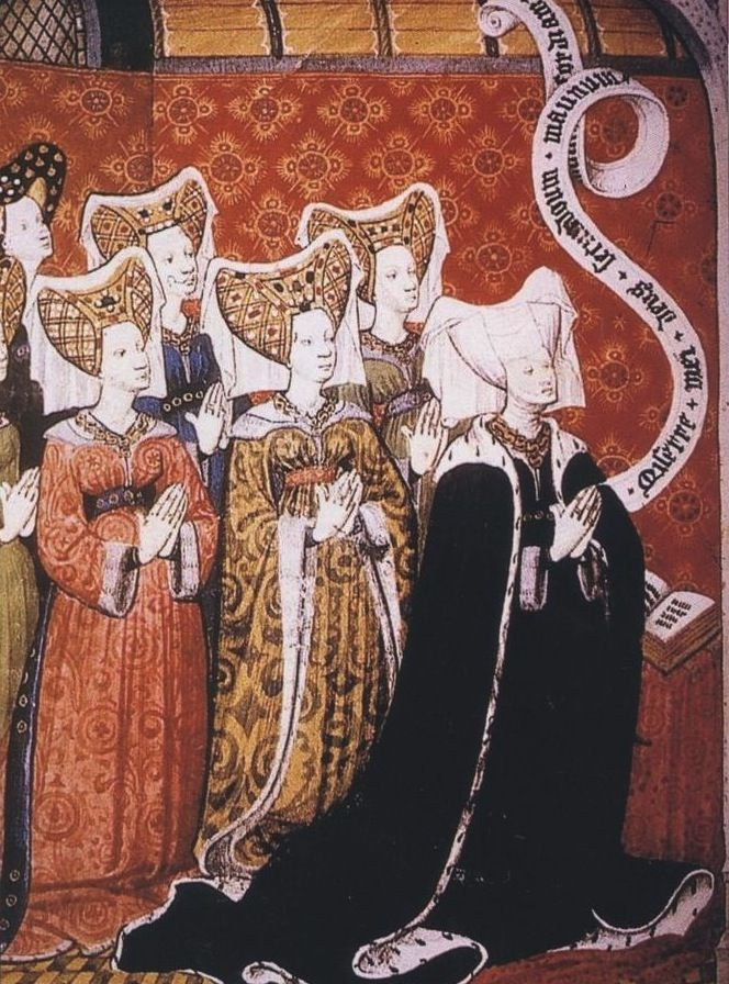 Là người đứng đầu đất nước, nhà vua/nữ hoàng sở hữu nhiều cung điện, lâu đài... Theo đó, họ không sống cố định ở một nơi mà có thể ở nhiều cung điện khác nhau tùy thuộc vào thời điểm trong năm hoặc thay đổi nơi ở theo sở thích.