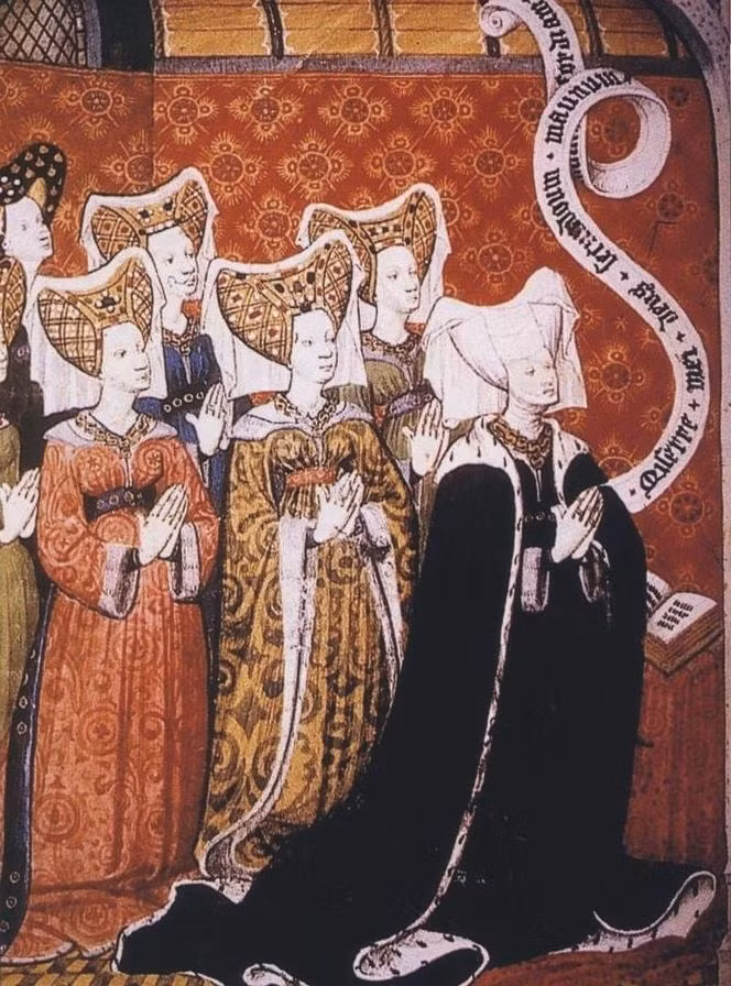 Là người đứng đầu đất nước, nhà vua/nữ hoàng sở hữu nhiều cung điện, lâu đài... Theo đó, họ không sống cố định ở một nơi mà có thể ở nhiều cung điện khác nhau tùy thuộc vào thời điểm trong năm hoặc thay đổi nơi ở theo sở thích.