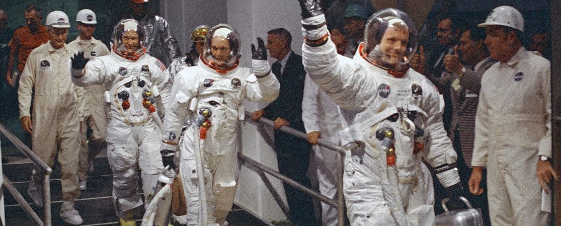 Thêm nữa, đây là lần đầu tiên con người tương tác với bề mặt của một hành tinh khác nên các bác sĩ phải theo dõi chặt chẽ sức khỏe của các phi hành gia đã thực hiện sứ mệnh quan trọng này.