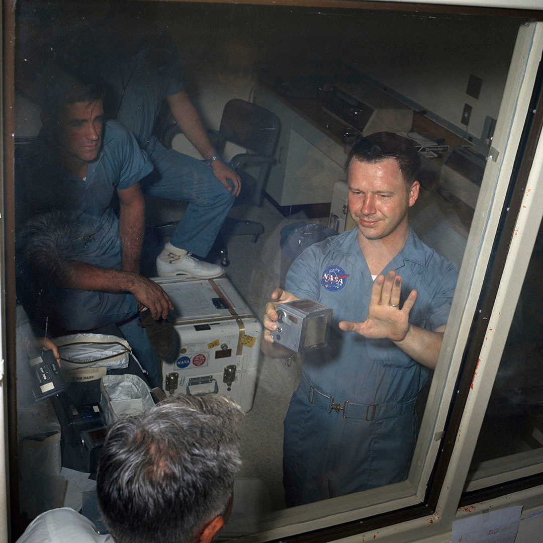 Toàn bộ quá trình cách ly được các bác sĩ giám sát từ bên ngoài, bao gồm đại diện Tổ chức Y tế thế giới (WHO).