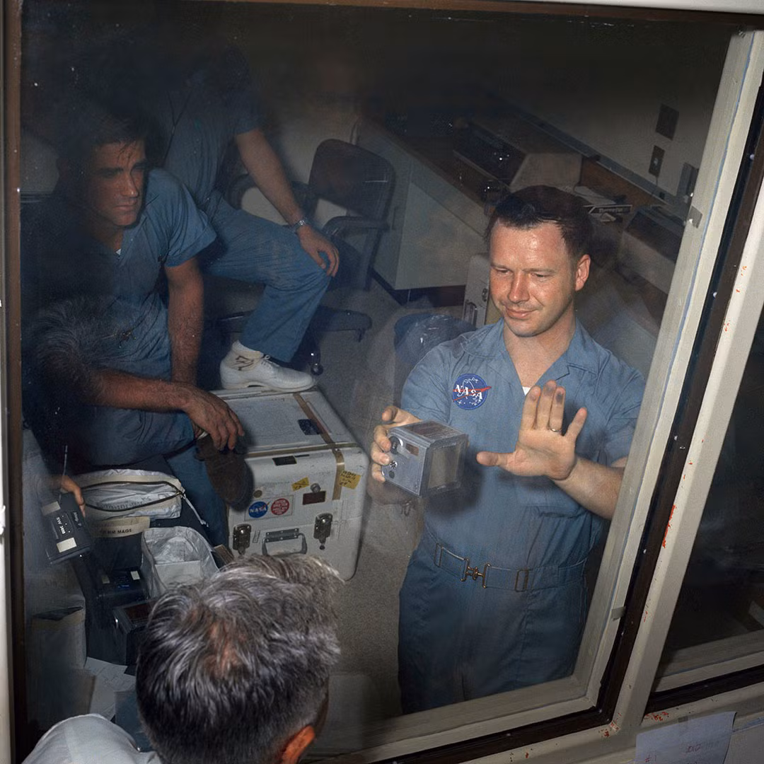 Toàn bộ quá trình cách ly được các bác sĩ giám sát từ bên ngoài, bao gồm đại diện Tổ chức Y tế thế giới (WHO).