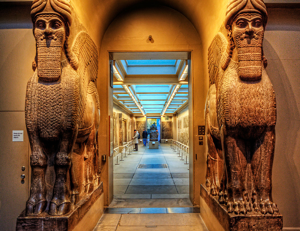 Hình khắc hồn ma nam giới và người tinh trên rất mờ nhạt, hầu như không thể nhìn rõ nếu nhìn trực diện.